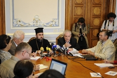 Reprezentantii Bisericii in dialog cu Nicolae Noica, fostul ministru al Amenajarii Teritoriului (centru dreapta) si ceilalti membri din comisia de analiza a proiectului