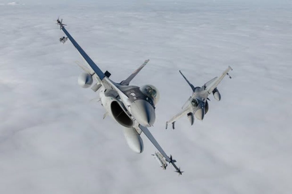 România a ridicat două avioane F-16, după detectarea unor semnale radar în zona județului Galați