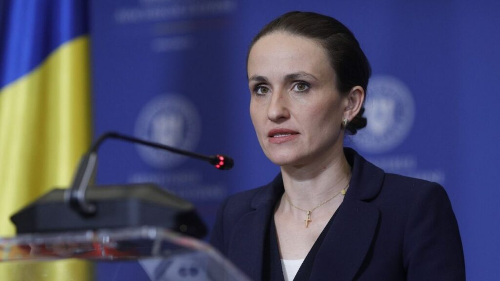 Oana Țoiu: România trebuie să înainteze în fața „furtunilor” geopolitice. „Nu trebuie să alegem între SUA și UE”